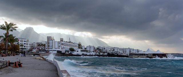 Küste bei Kyrenia auf Zypern mit Hotels am Ufer